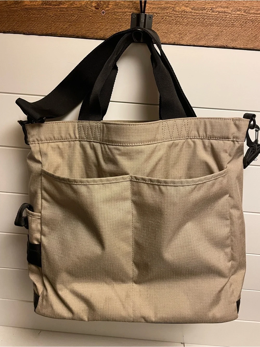 Oakley spacious messenger